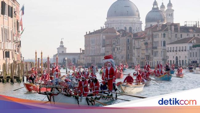 Potret Konvoi Sinterklas Menguasai Kanal-kanal di Venesia