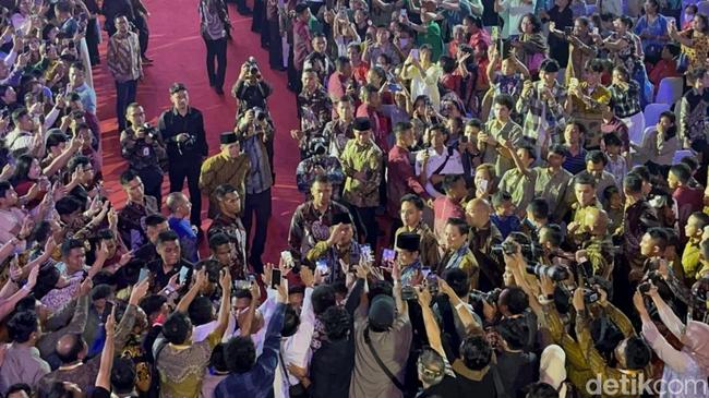 Berbatik Cokelat, Prabowo Hadiri Perayaan Natal Nasional 2024 di GBK