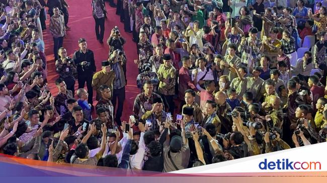 Berbatik Cokelat, Prabowo Hadiri Perayaan Natal Nasional 2024 di GBK