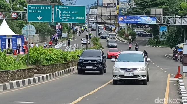 Lalin Padat, One Way Diterapkan di Puncak Arah Jakarta Siang Ini