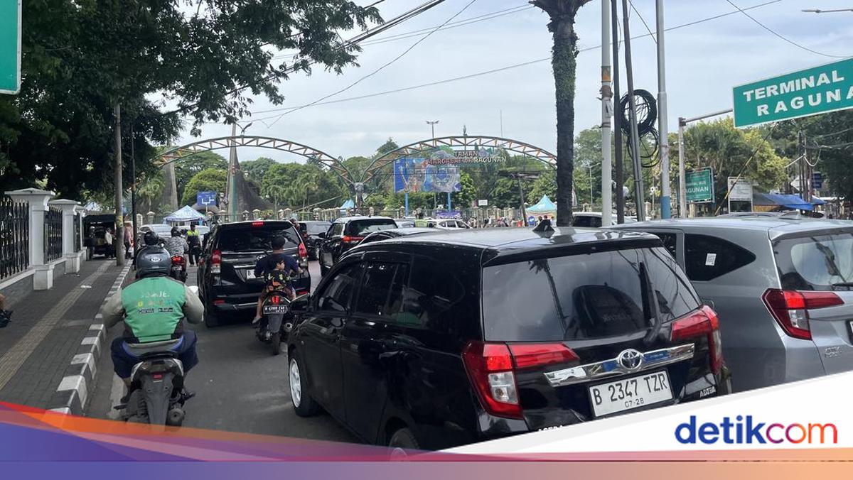 Jalan Raston Taman Margasatwa Ragunan Ramai Pengunjung, Lalin Jalan Harsono RM Macet