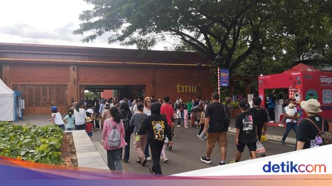 Antusiasme Warga Datang ke Taman Mini untuk Saksikan 'Tirta Cerita'