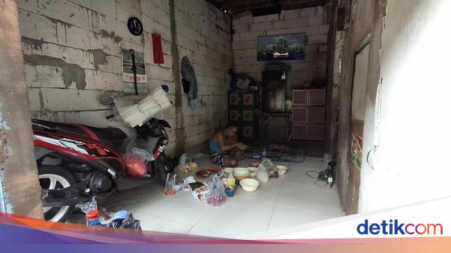 Jurus Warga Muara Angke Selamatkan Barang dari Potensi Banjir Rob Awal Tahun