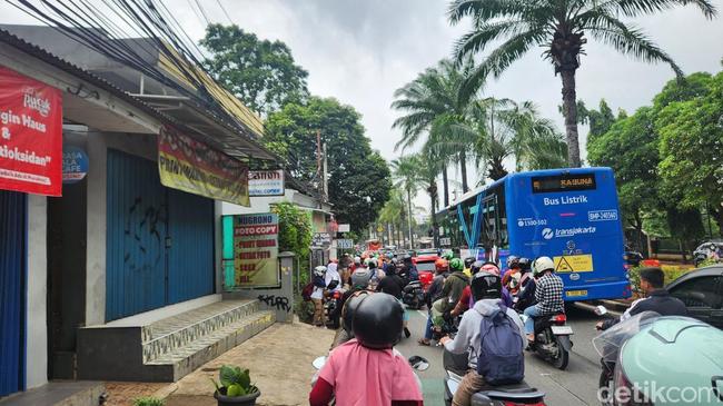 Ragunan Ramai Pengunjung, Lalin Jalan Harsono RM Macet Pagi Ini