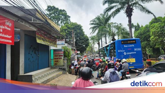 Ragunan Ramai Pengunjung, Lalin Jalan Harsono RM Macet Pagi Ini