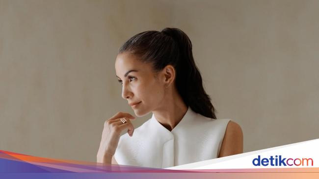 Foto Nadya Hutagalung Cantik dengan Rambut Beruban, Tanpa Makeup &amp; Jadi Model