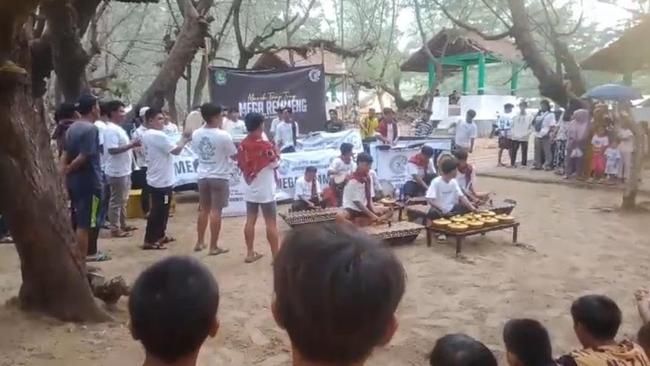 Pemkab Sumenep Suguhkan Pertunjukan Tongtong di Pantai Slopeng  Lombang