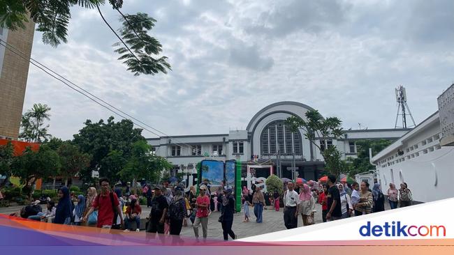 Liburan Tahun Baru, Warga Tasikmalaya Boyong Keluarga Besar ke Kota Tua