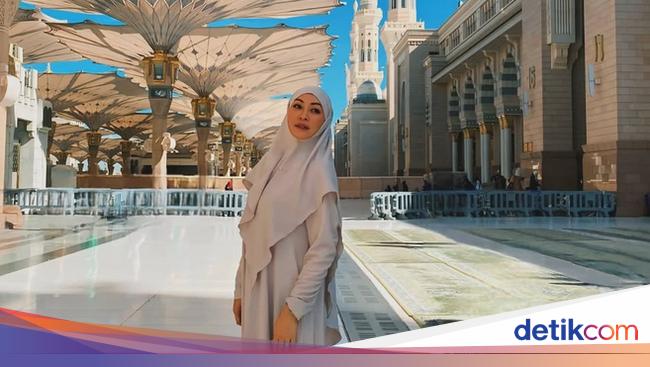 8 Foto Gaya Angelina Sondakh Umrah Pertama Tepat di Hari Ulang Tahun ke-47