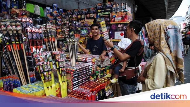 Pedagang Kembang Api Tahun Baru Mulai Diserbu Pembeli