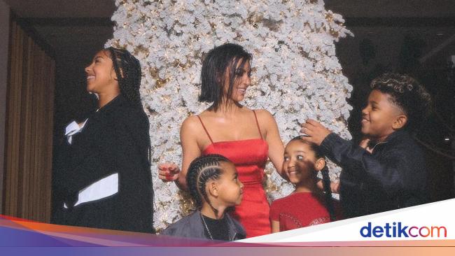 Foto Langka Keluarga Kim Kardashian dengan Ke-4 Anaknya yang Beranjak Besar