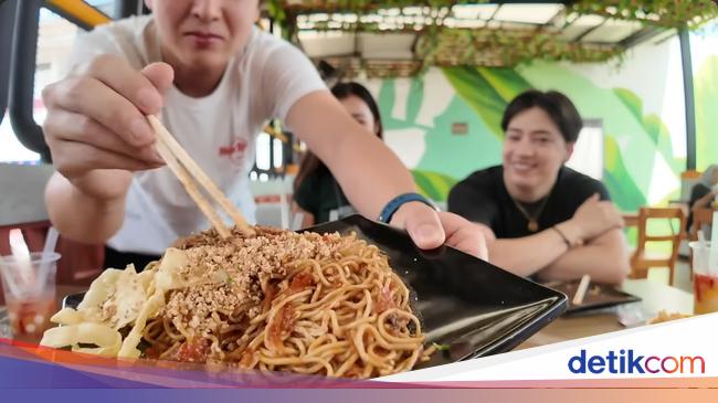 Pesan Mie Gacoan Level 8, YouTuber Jepang Ini Kepedasan