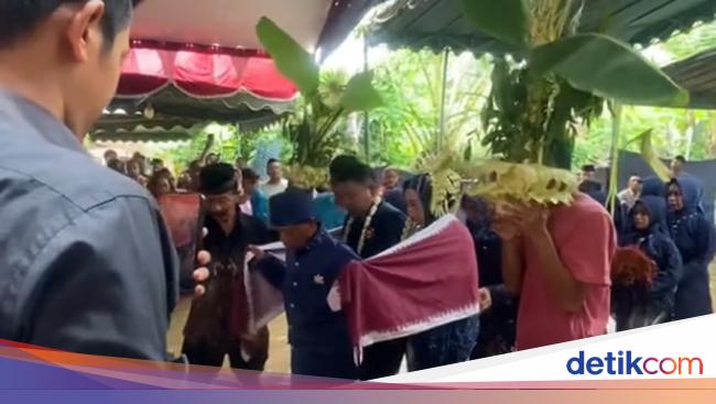 Pernikahan Viral, Pengantin Gelar Resepsi Meski Kebanjiran, Tamu Basah-basahan