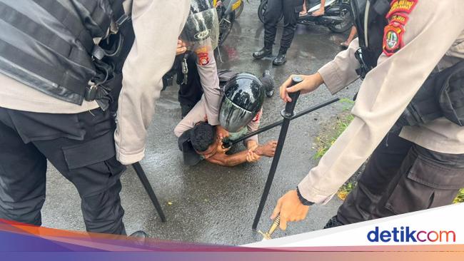 Detik-detik Pria Bersajam Setop Busway di Jakbar hingga Dilumpuhkan Polisi