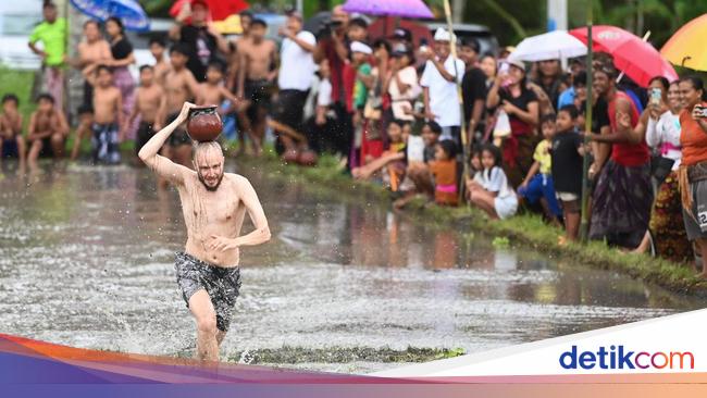 Potret Keseruan Turis Asing Ikut Lomba Permainan Tradisional di Bali