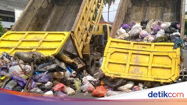 Viral Warga Kirim 2 Truk Sampah Saat Bupati Pemalang Ultah