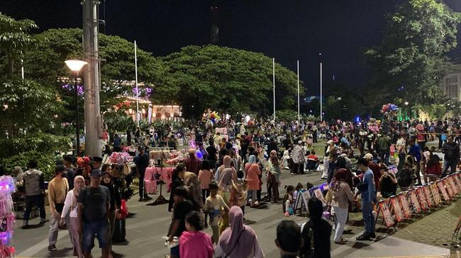 Alun-alun Kota Bogor Ramai Dikunjungi Warga Jelang Pergantian Tahun