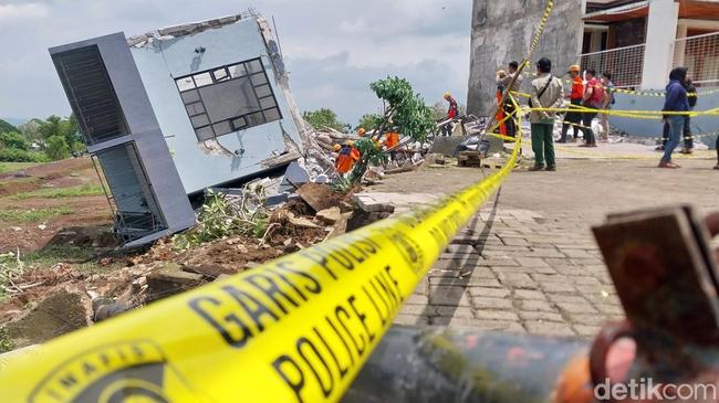 Bruk! Vila di Batu Mendadak Ambruk, Keluarga Asal Bekasi Luka