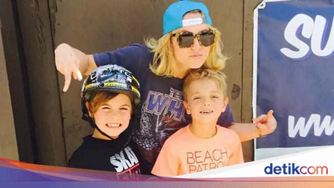 Foto Langka Britney Spears Bersama Putranya yang Beranjak Dewasa