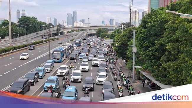 Libur Tahun Baru 2025, Lalu Lintas Jalan S Parman Jakbar Macet Sore Ini