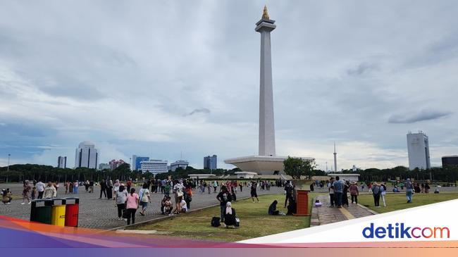 Libur Tahun Baru 2025, Warga Ramai Kunjungi Monas