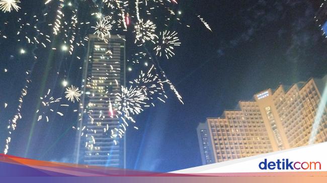 Meriahnya Kembang Api Perayaan Tahun Baru 2025 di Bundaran HI