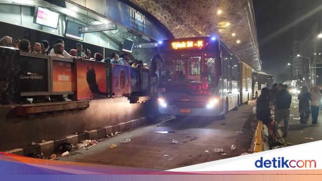 Perayaan Tahun Baru Usai, Warga Ramai Antre di Halte TransJ Bundaran HI