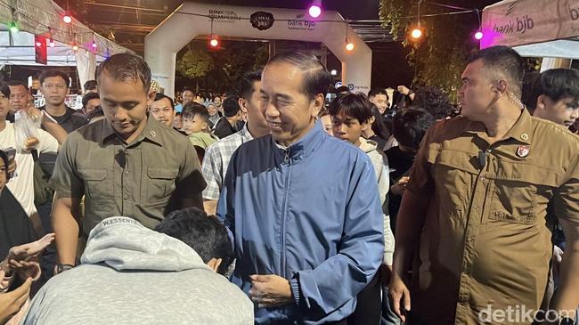 Jaket Biru Jokowi Saat Rayakan Tahun Baru di Solo