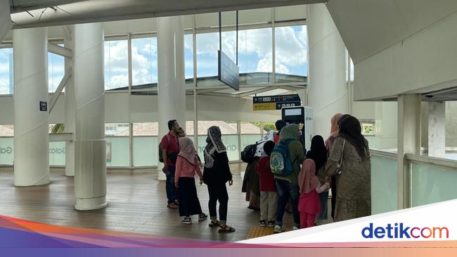 Senangnya Warga Liburan Naik TransJakarta dengan Tarif Rp 1