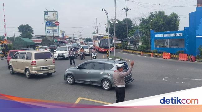 Personel kepolisian mengatur lalu lintas di Simpang Mengkreng