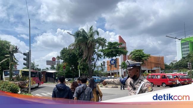 Cerita Warga Pilih Turun Angkot Lanjut Jalan Kaki 2 Km ke Ragunan Imbas Macet