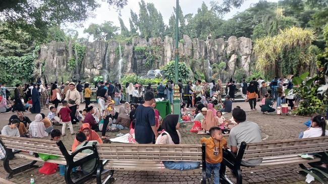 87 Ribu Warga Padati Taman Margasatwa Ragunan Hari Ini