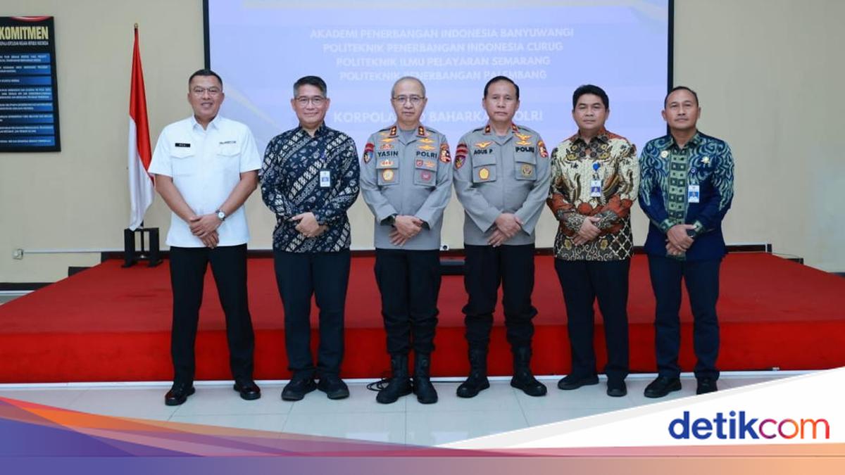 U uni uning ichiga surdi va u keldi. Kulgili rasmlarda porno