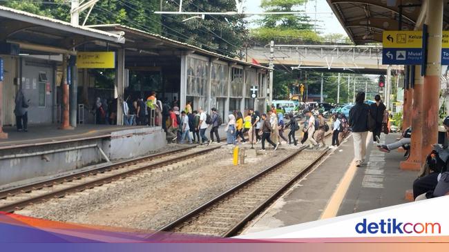 Penumpang KRL Keluhkan Ongkos Bisa Bertambah Jika Stasiun Karet Ditutup