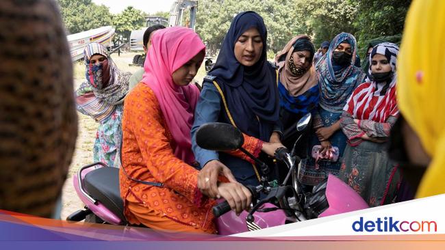 Perempuan Bersepeda Motor Makin Populer di Pakistan gegara Mobil Mahal