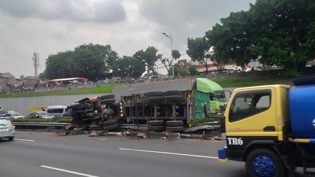 Truk Kontainer Terguling di Tol JORR Km 28 Lenteng Agung, Lalin Padat