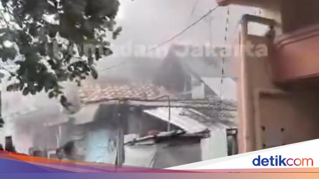 Rumah di Kebayoran Baru Jaksel Terbakar, Asap Membubung Tinggi