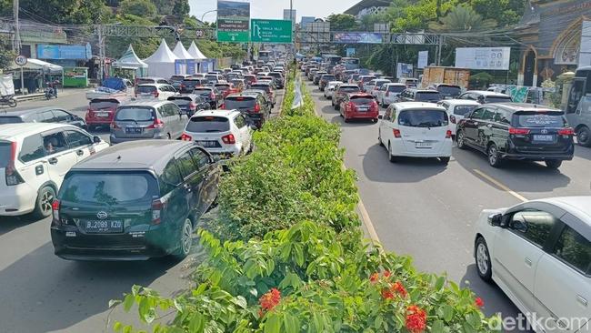 Lalin Padat, 12 Ribu Kendaraan Melintas di Puncak Bogor Pagi Ini