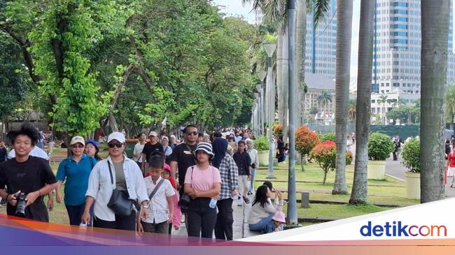 Monas Ramai Pengunjung Jelang Akhir Libur Panjang Natal dan Tahun Baru