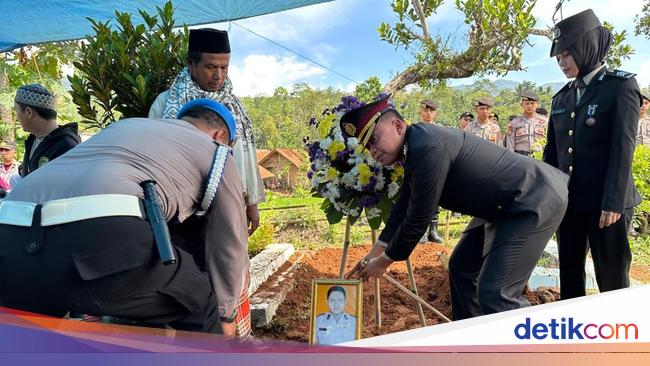 Kapolri Naikkan Panggkat Bripka Andithya yang Gugur saat Selamatkan Warga