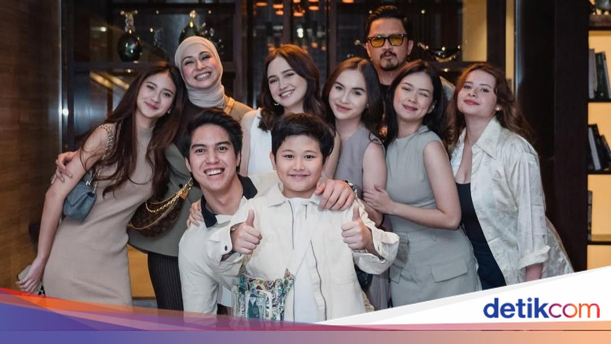 Qiz yigitning erkalashini tomosha qilmoqda (video)