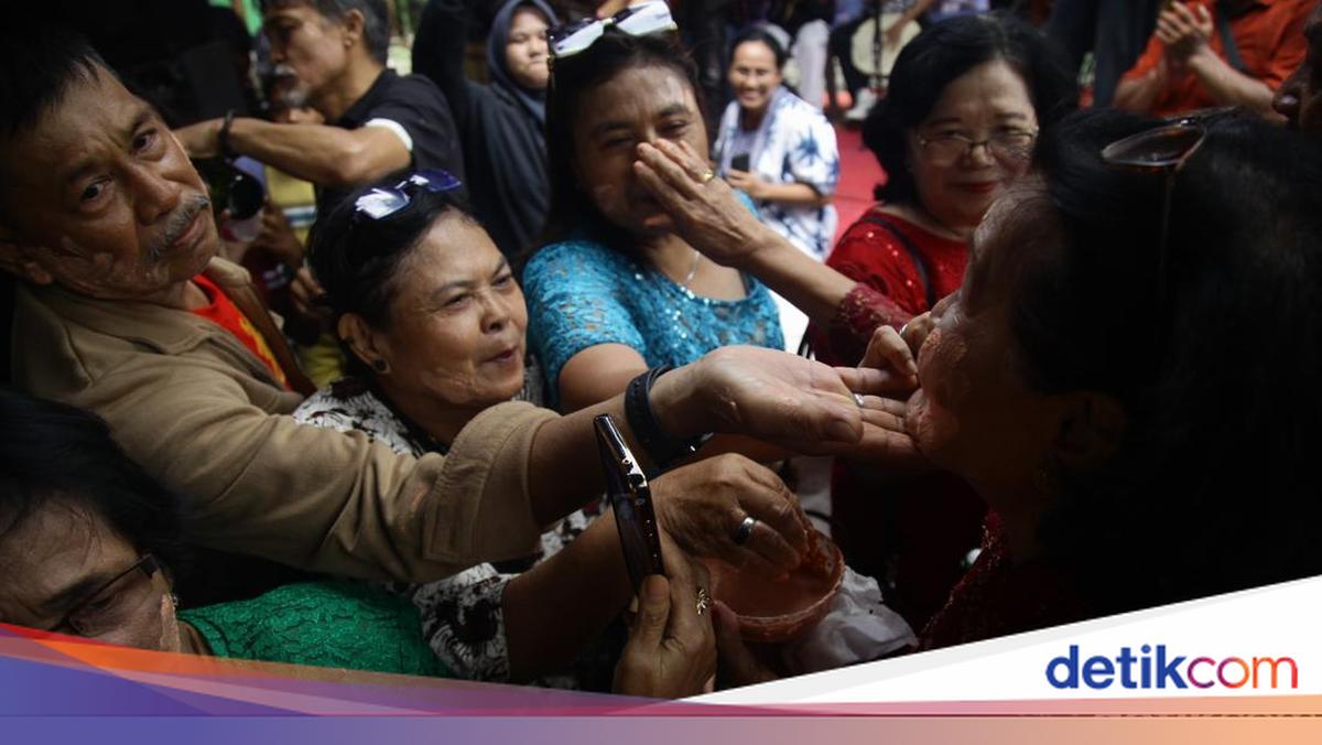 Kemeriahan Mandi Mandi di Kampung Tugu Jakarta Utara