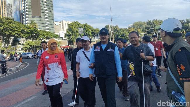 Peringati Hari Braille Sedunia, Mensos Jalan Sehat di CFD Jakarta