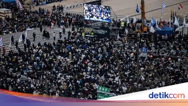 Thousands Protest in Seoul as South Korean President Faces Arrest and Impeachment Calls