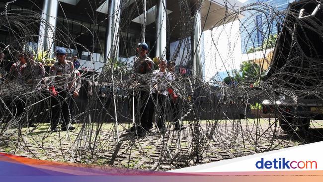 Kawat Berduri Pagari Gedung KPK