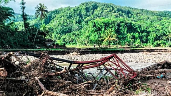 Jembatan Roboh, Pelajar di Sukabumi Berenang Lewati Sungai demi Sekolah