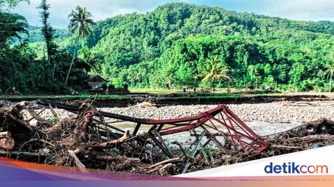 Jembatan Roboh, Pelajar di Sukabumi Berenang Lewati Sungai demi Sekolah