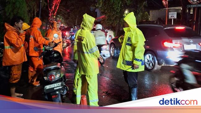 Diguyur Hujan, 2 RT di Mampang dan Jalan Kemang Utara IX Sempat Banjir