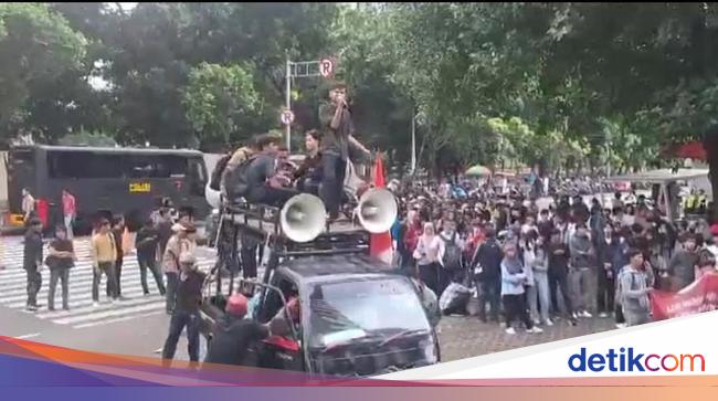 Aliansi Mahasiswa Anti-Korupsi Demo KPK Minta Tangkap Hasto