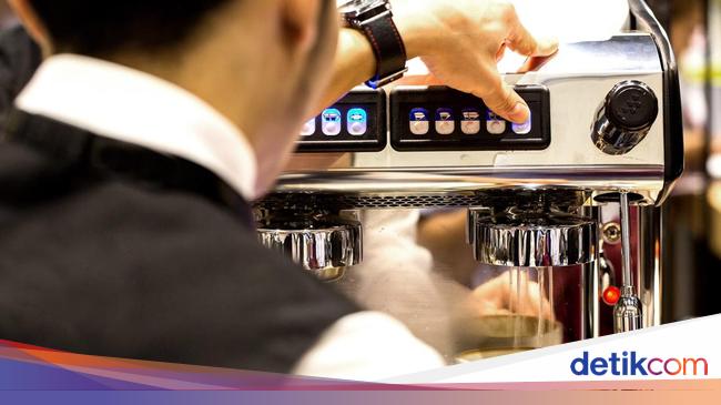 Karyawan Kantoran Jadi Pelayan Kafe, Curhat Kerjaan Lebih Menantang